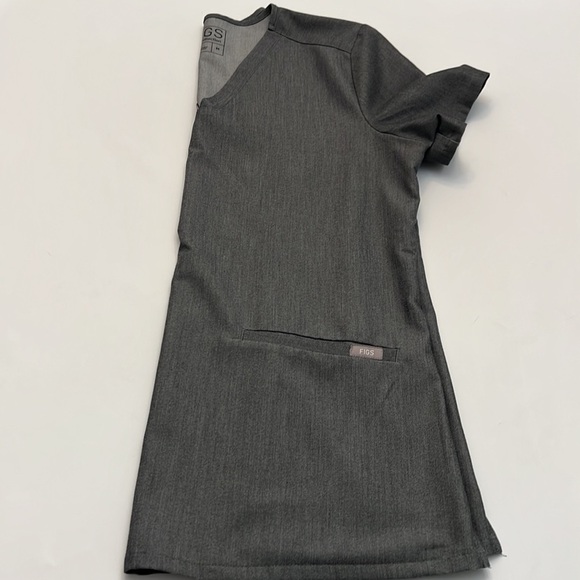 FIGS technical collection gray shirt sleeve size M ** has small imperfection ** - Picture 5 of 11